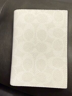 Authentic Coach Passport Cover In Black/Chalk Signature Canvas